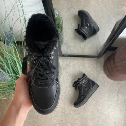 Sort vinterstøvle med snørebånd