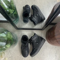 Sort vinterstøvle med snørebånd