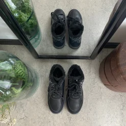 Sort vinterstøvle med snørebånd