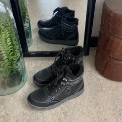 Sort vinterstøvle med snørebånd