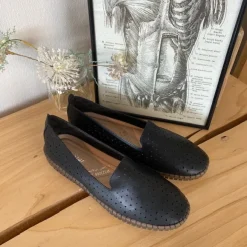 Sorte ballerinasko med fint, perforeret mønster