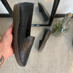 Sorte ballerinasko med fint, perforeret mønster