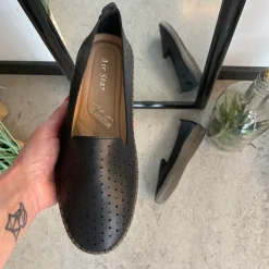 Sorte ballerinasko med fint, perforeret mønster