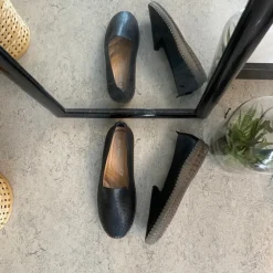 Sorte ballerinasko med fint, perforeret mønster