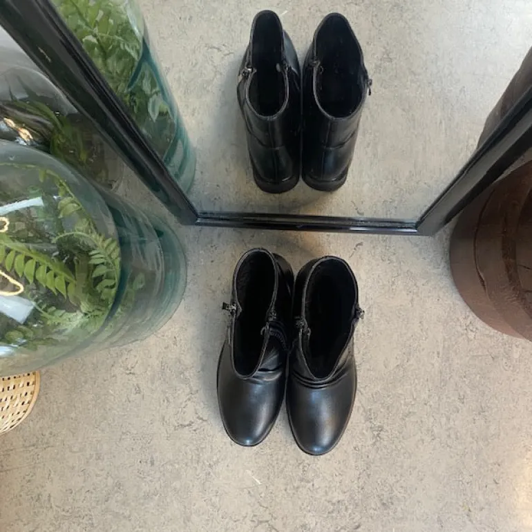 Sorte damestøvletter med varmt for og 2 lynlåse – komfortabel PU-sål og praktisk design