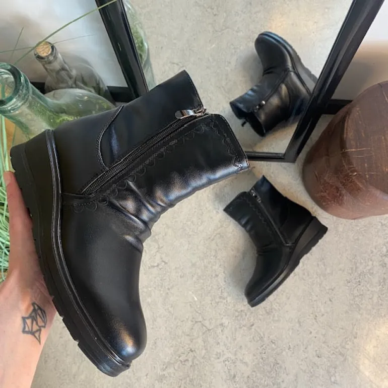 Sorte damestøvletter med varmt for og 2 lynlåse – komfortabel PU-sål og praktisk design