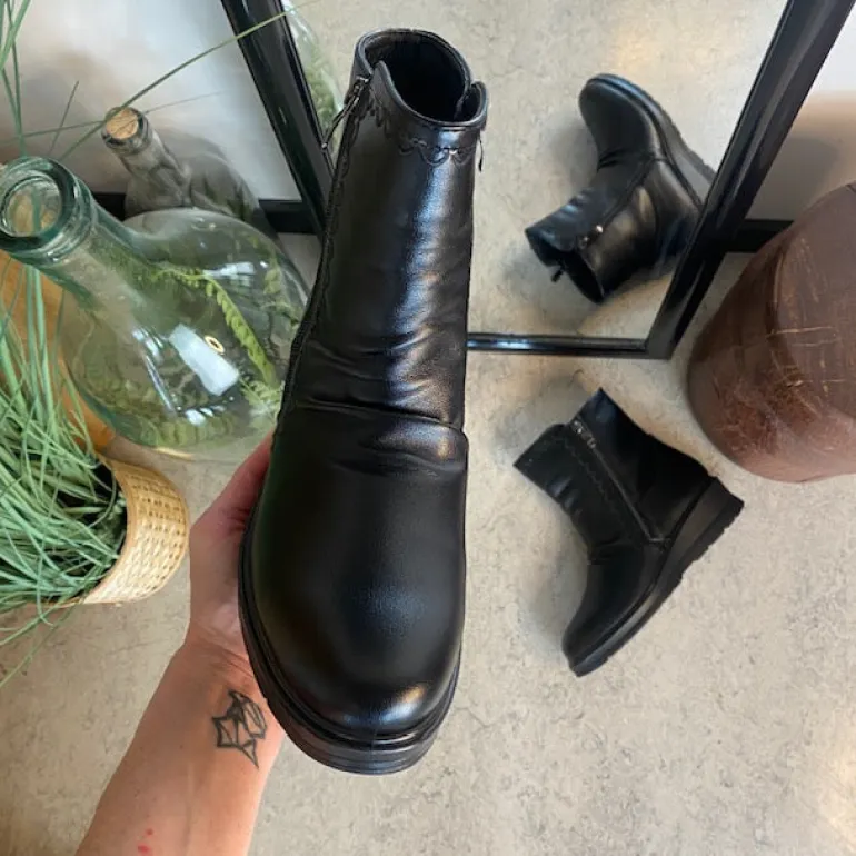 Sorte damestøvletter med varmt for og 2 lynlåse – komfortabel PU-sål og praktisk design