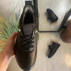 Sorte herresko, lette at træde i.