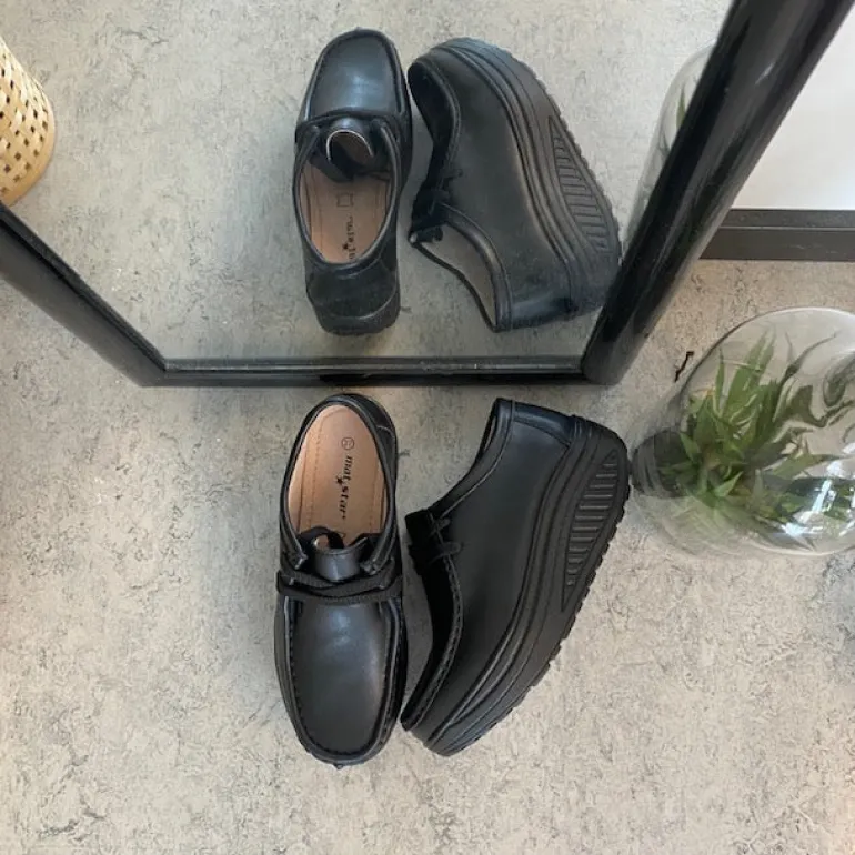 Sorte skindsko med gængesål og svangstøtte