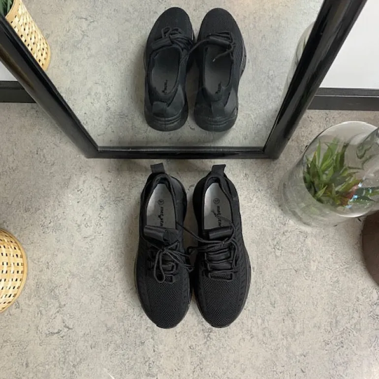 Sorte slip-on sko med strikoverdel