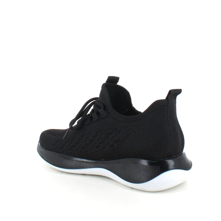 Sorte strikkede slip on sko med en fast kant i åbningen.