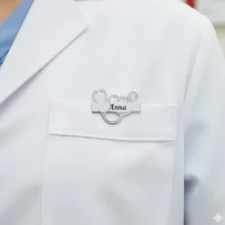 Stetoskop navneskilt i sølvfarvet stål – professionelt og personligt look til sundhedspersonale