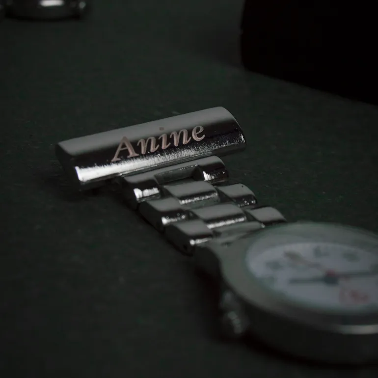 Stål sygeplejeur med bred lænke og gravering