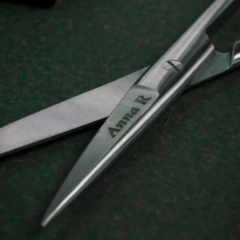 Sygeplejesaks i stål med gravering