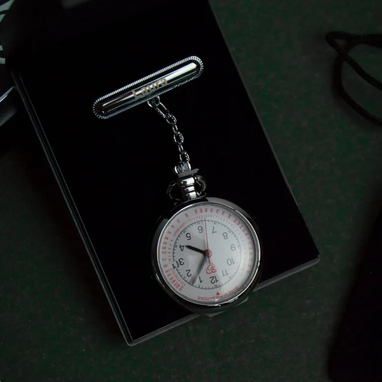 Sygeplejeur med dato i stål med gravering