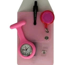 Sygeplejeur med lommebeskytter og nøglering