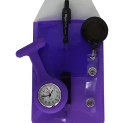 Sygeplejeur med lommebeskytter og nøglering