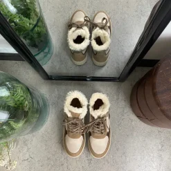 Taupe vinterstøvle med snørebånd