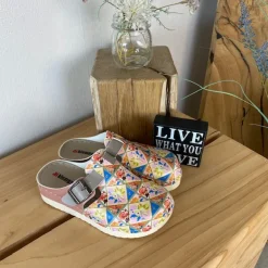 Træsko med blomsterprint