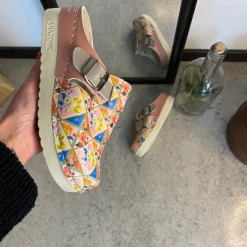 Træsko med blomsterprint