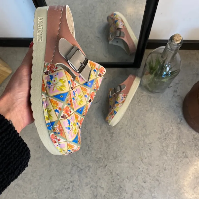 Træsko med blomsterprint