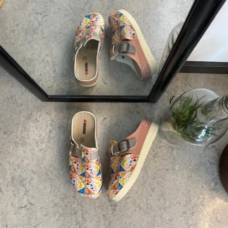 Træsko med blomsterprint