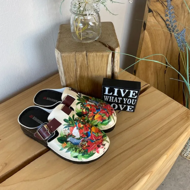 Træsko med papegøjeprint