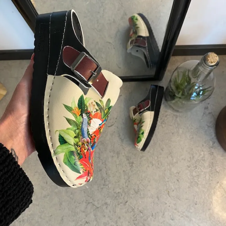 Træsko med papegøjeprint