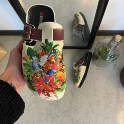 Træsko med papegøjeprint