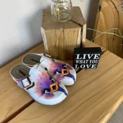 Træsko med print af en glad struds