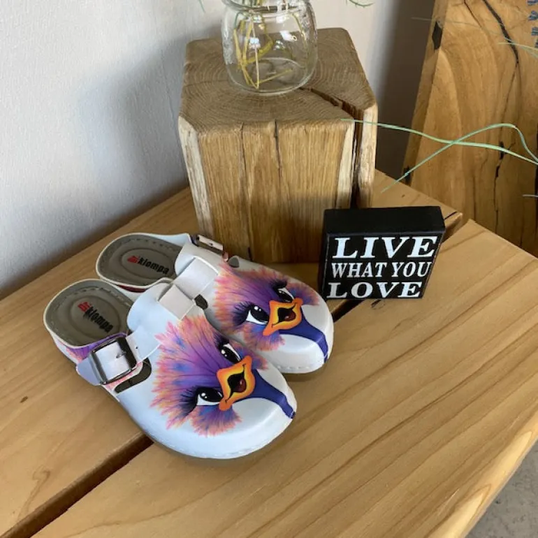 Træsko med print af en glad struds