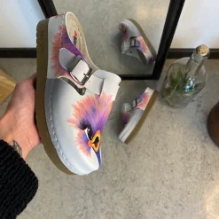 Træsko med print af en glad struds