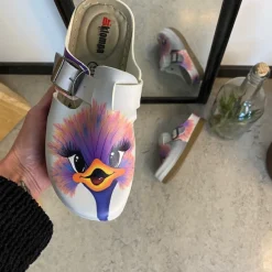 Træsko med print af en glad struds