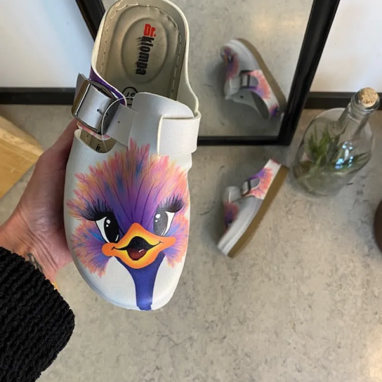 Træsko med print af en glad struds