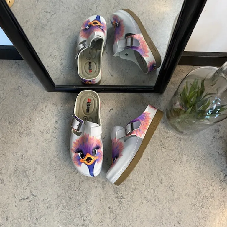 Træsko med print af en glad struds