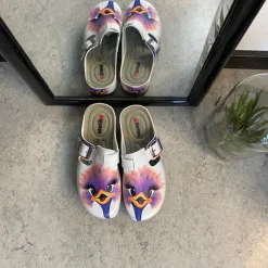 Træsko med print af en glad struds