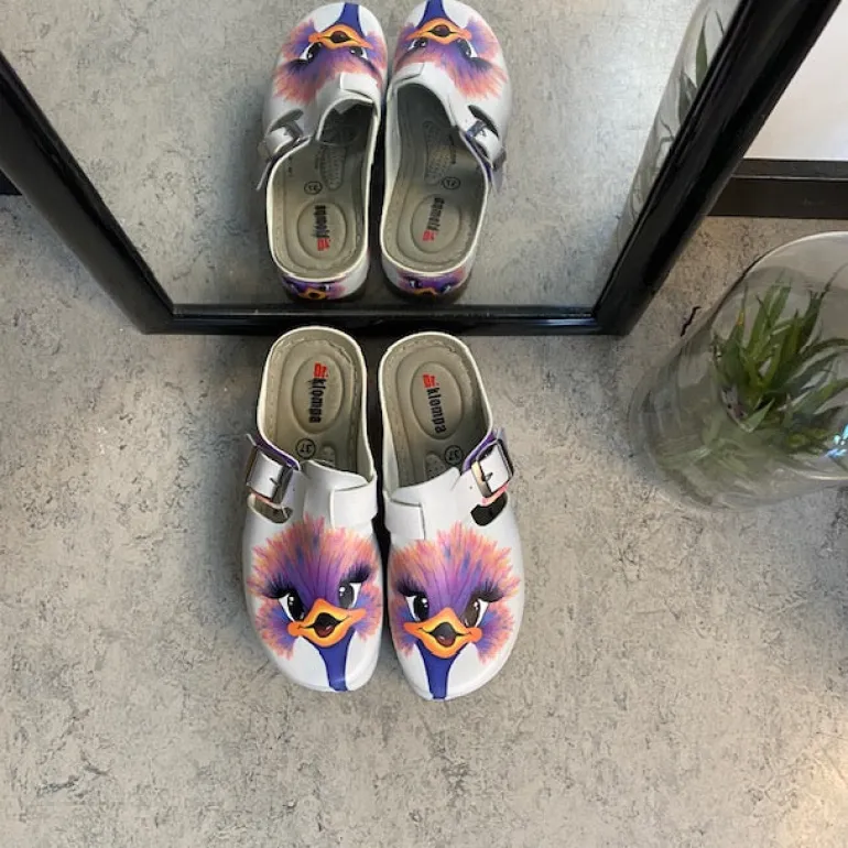 Træsko med print af en glad struds