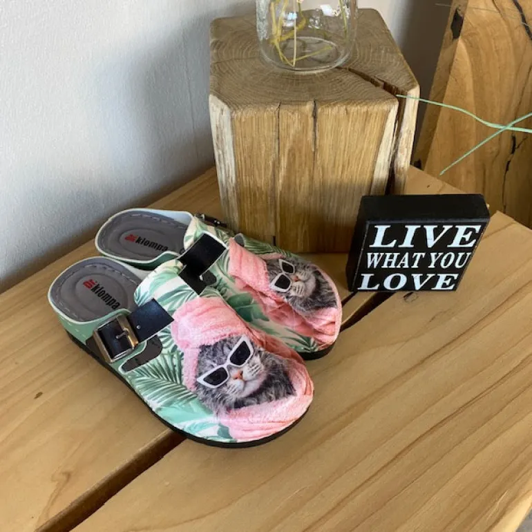 Træsko med print en cool kat