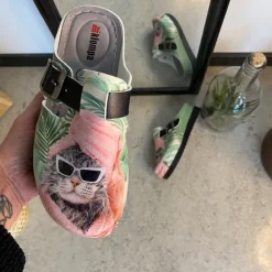 Træsko med print en cool kat