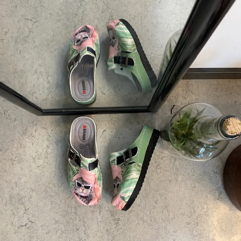 Træsko med print en cool kat