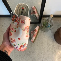 Træsko med svaneprint