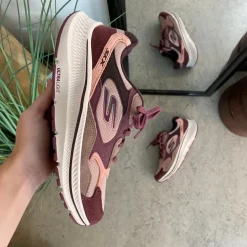 Ultra let sko fra Skechers ned nasser af stødabsorbering