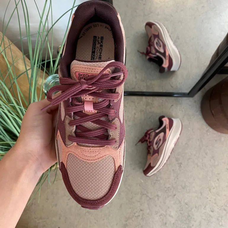 Ultra let sko fra Skechers ned nasser af stødabsorbering