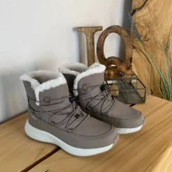 Vandafvisende beige vinterstøvle fra CMP med elastiksnøre