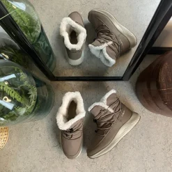 Vandafvisende beige vinterstøvle fra CMP med elastiksnøre