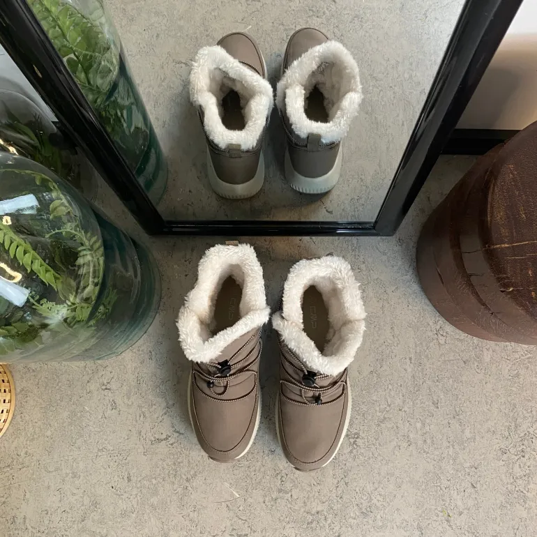 Vandafvisende beige vinterstøvle fra CMP med elastiksnøre