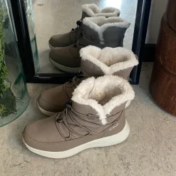 Vandafvisende beige vinterstøvle fra CMP med elastiksnøre