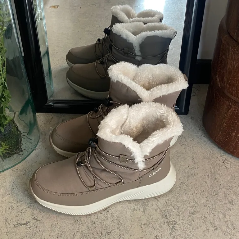 Vandafvisende beige vinterstøvle fra CMP med elastiksnøre