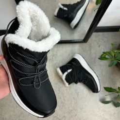 Vandafvisende sort vinterstøvle fra CMP med elastiksnøre