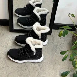 Vandafvisende sort vinterstøvle fra CMP med elastiksnøre